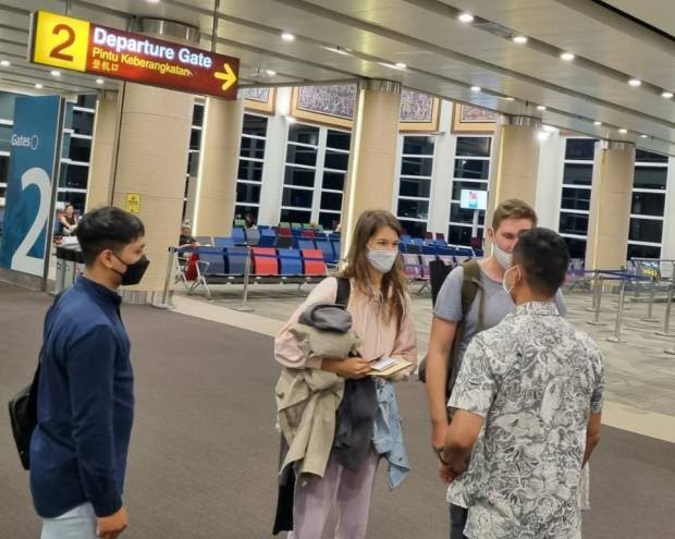 Berfoto Tanpa Busana Di Pohon Keramat Akhirnya Bule Cantik Dari Rusia Dideportasi